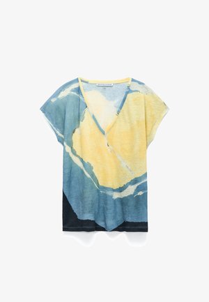 Top a maniche corte con scollo a V e motivo astratto ad acquerello giallo, blu e nero, realizzato con un tessuto morbido e leggero.