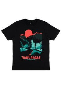 Černé bavlněné tričko s grafickým designem, který zobrazuje hory, slunce a stromy v azurové a korálové barvě. Text zní "TWIN PEAKS populace 51 201."