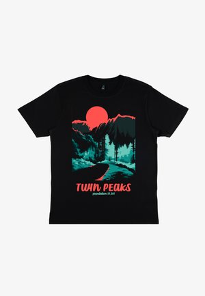 Zwarte katoenen T-shirt met een grafisch ontwerp van bergen, een zon en bomen in teal en koraalkleuren. Tekst leest "TWIN PEAKS bevolking 51.201."