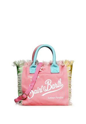 Kleurrijke canvas tote bag met roze body, blauwe handvatten, meerkleurige franjes aan de randen, roze verstelbare band en witte "Saint Barth" tekst.
