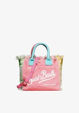 Kleurrijke canvas tote bag met roze body, blauwe handvatten, meerkleurige franjes aan de randen, roze verstelbare band en witte "Saint Barth" tekst.