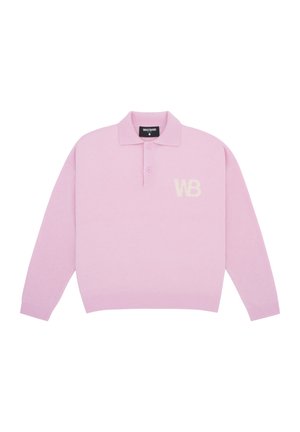 Hellrosa Poloshirt mit langen Ärmeln, zwei vorderen Knöpfen und weißem "WB"-Logo auf der linken Brust.