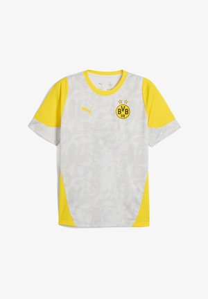 Maglia a maniche corte grigia e gialla con un motivo testurizzato, caratterizzata da un colletto rotondo e un logo nero con due stelle sulla parte frontale.
