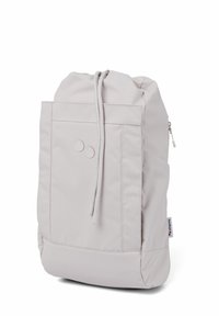 Hellgrauer Nylon-Rucksack mit Kordelzugverschluss, Vordertasche, glatter Textur und zwei runden Akzenten in Weiß und Rot.