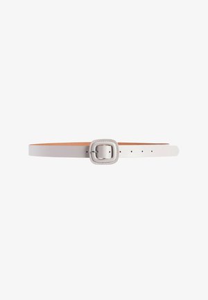 Ceinture en cuir blanc avec une boucle carrée blanche cousue et plusieurs trous de réglage sur fond blanc.