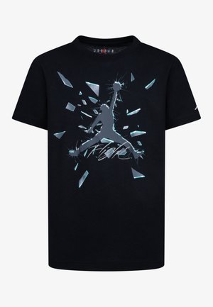Schwarzes T-Shirt mit einem reflektierenden, zerbrochenen Glasdesign, das das Jumpman-Basketballlogo in der Mitte zeigt.