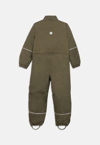 Oliņu zaļš izolēts kombinezons ar augstu apkakli, elastīgām piedurknēm, atstarojošām svītrām un apļveida logotipu uz aizmugures.