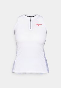 Maglietta atletica bianca senza maniche con zip a quarti, logo rosa e dettagli grigi sui lati. Tessuto liscio con un design aderente.