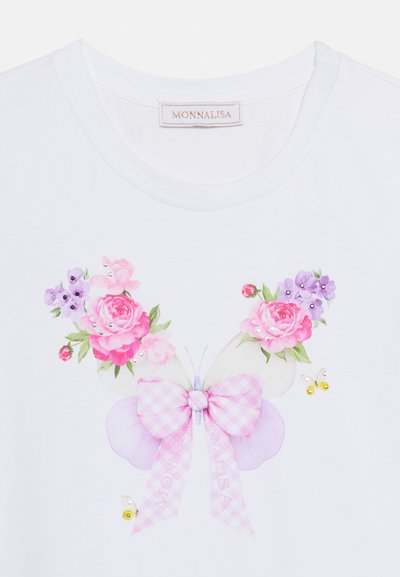 Λευκό πουκάμισο με σχέδιο λουλουδιών σε σχήμα πεταλούδας, ροζ τριαντάφυλλα, μοβ λουλούδια και ροζ καρό φιόγκο στο κέντρο κάτω από το λαιμό.