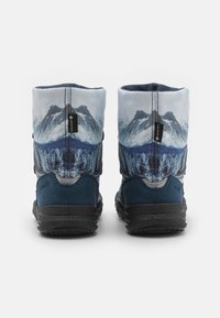 Wasserdichte Winterstiefel mit einem blau-weißen Bergmuster, schwarzer Gummisohle und Wildlederelementen für Langlebigkeit und Wärme.