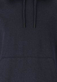 Sudadera de algodón azul marino con bolsillo tipo canguro, cordones y textura suave. Presenta un diseño simple sin patrones ni acentos.