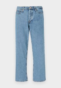 Ανοιχτό μπλε τζιν παντελόνι ίσιας γραμμής με μπροστινό κουμπί, φερμουάρ και πέντε τσέπες σε λευκό φόντο.