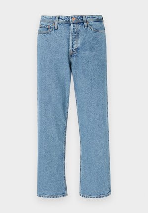 Ljusblå raka jeans med framknapp, dragkedja och femficksdesign på vit bakgrund.