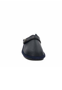 Ciabatta nera in pelle con punta tonda, bordo blu navy e una fascia in velcro. Texture liscia con un design semplice e lineare.