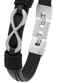 Pulsera de cuero negro con un símbolo de infinito en metal pulido, complementada por herrajes plateados con detalles grabados. Los acentos tejidos texturizados añaden profundidad.