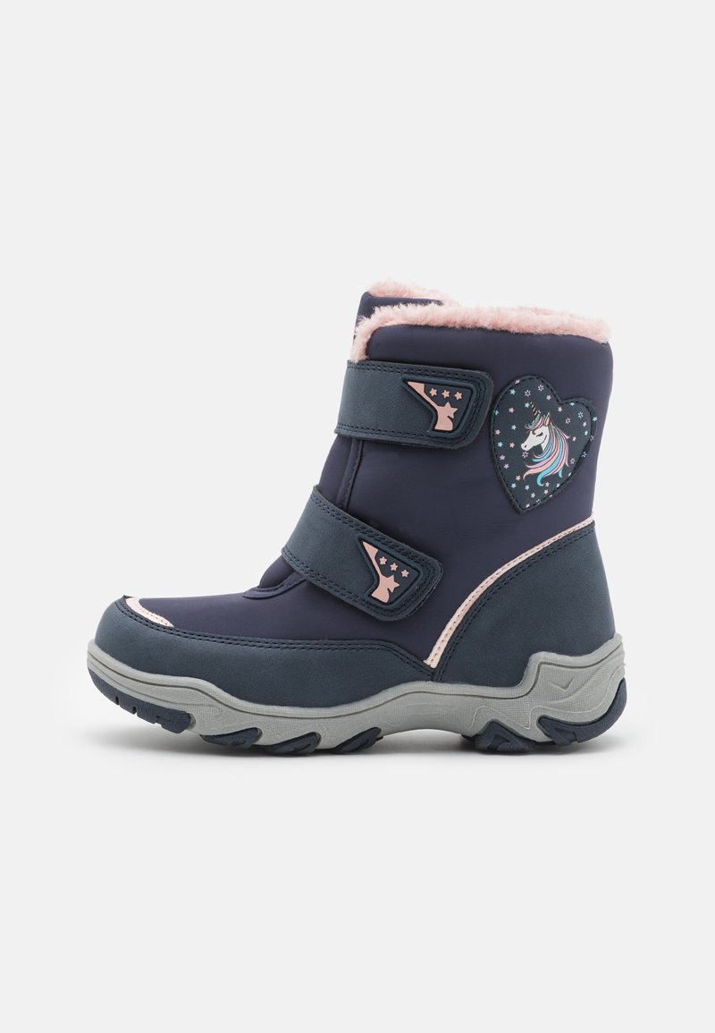 Bottes d'hiver bleu marine avec doublure en fourrure rose, deux bandes Velcro, semelle en caoutchouc grise et un patch de licorne avec des étoiles sur le côté.