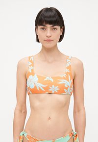 Haut de bikini orange avec un motif floral bleu clair, décolleté carré et bretelles larges. Le tissu est lisse et ajusté, sans matériel supplémentaire.