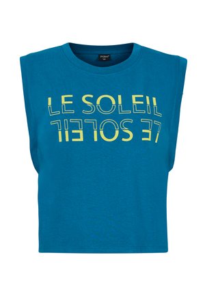 Korte tanktop van heldere blauwe stof, met gele tekst "LE SOLEIL" in een moderne lettertype. Mouwloos ontwerp met ribgebreide halslijn.