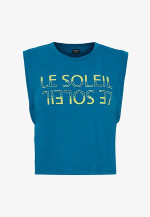 Korte tanktop van heldere blauwe stof, met gele tekst "LE SOLEIL" in een moderne lettertype. Mouwloos ontwerp met ribgebreide halslijn.
