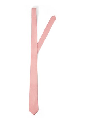 Lichtroze getextureerde stropdas plat gelegd op een witte achtergrond, waarbij het smalle uiteinde het bredere uiteinde kruist.