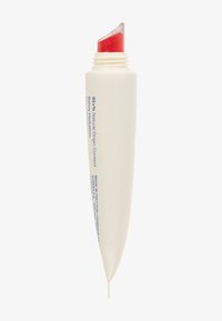 Balsamo labbra in un tubo bianco con una forma conica e testo blu. Presenta una punta di balsamo rossa inclinata. Il materiale appare liscio con una finitura lucida.