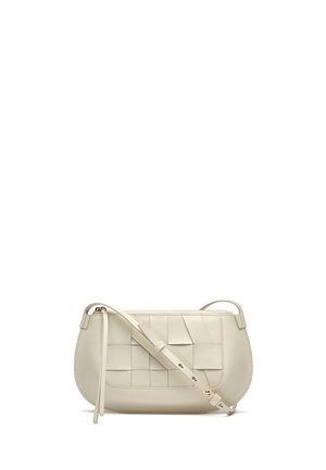 Sac bandoulière en cuir beige avec panneau avant tissé et sangle réglable, bords inférieurs arrondis et fermeture éclair sur le dessus.