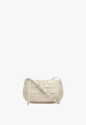Beige Leder-Umhängetasche mit geflochtenem Vorderpaneel und verstellbarem Riemen, abgerundeten unteren Kanten und Reißverschluss oben.