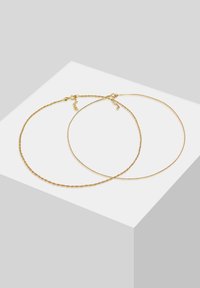Cercei tip hoop aurii cu două designuri: unul neted și rotund, celălalt răsucit cu textură. Ambele au închizători de tip lobster și extensoare din lanț.
