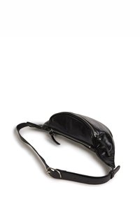 Sac banane en cuir noir avec deux fermetures éclair argentées et une sangle réglable avec une boucle en métal sur fond blanc.