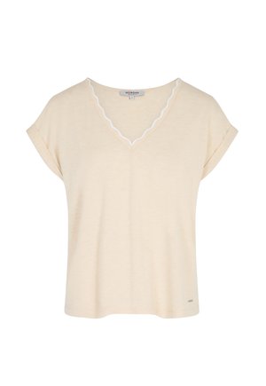 Roomwitte dames top met korte mouwen, opgerolde manchetten en een getailleerde V-hals met gegolfde rand. Klein merkembleem nabij de zoom.