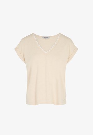 Roomwitte dames top met korte mouwen, opgerolde manchetten en een getailleerde V-hals met gegolfde rand. Klein merkembleem nabij de zoom.