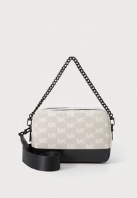 Geantă crossbody cu corp bej deschis, având un model repetat cu logo-ul MK, bază din piele ecologică neagră și o curea de umăr din lanț și material textil.