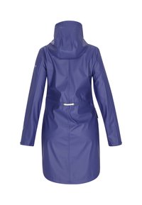 Lila vattentät jacka med huva, dragsko i midjan, långa ärmar och en slät, glänsande yta. Bakvy utan synlig hårdvara.