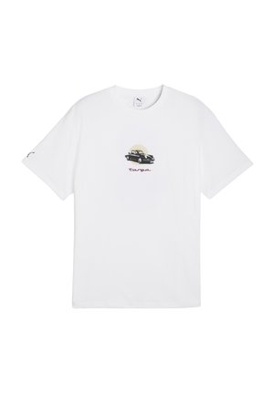 Hvid bomulds t-shirt med rund halsudskæring og korte ærmer. Har et sort bil grafik og "targa" tekst i rødt på forsiden.
