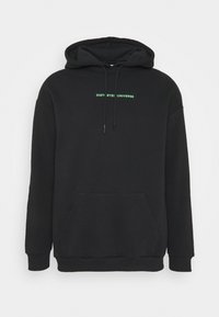 Sudadera negra con bolsillo canguro frontal, capucha con cordón y el logo "UNIVERSO DISTORSIONADO" en verde en el pecho. Textura de tela suave.