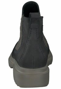 Černé kožené kotníkové boty s šedými plstěnými bočními panely, zaoblenou špičkou a silnou gumovou podrážkou. Obsahují prošívané detaily a poutko na zadní straně.