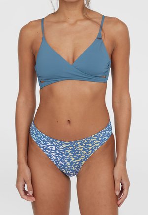 Kék bikini felsőrész, fodros dizájnnal és vékony pántokkal, alacsony derekú alsó résszel, amely színes absztrakt mintázattal rendelkezik kék és sárga színekben.