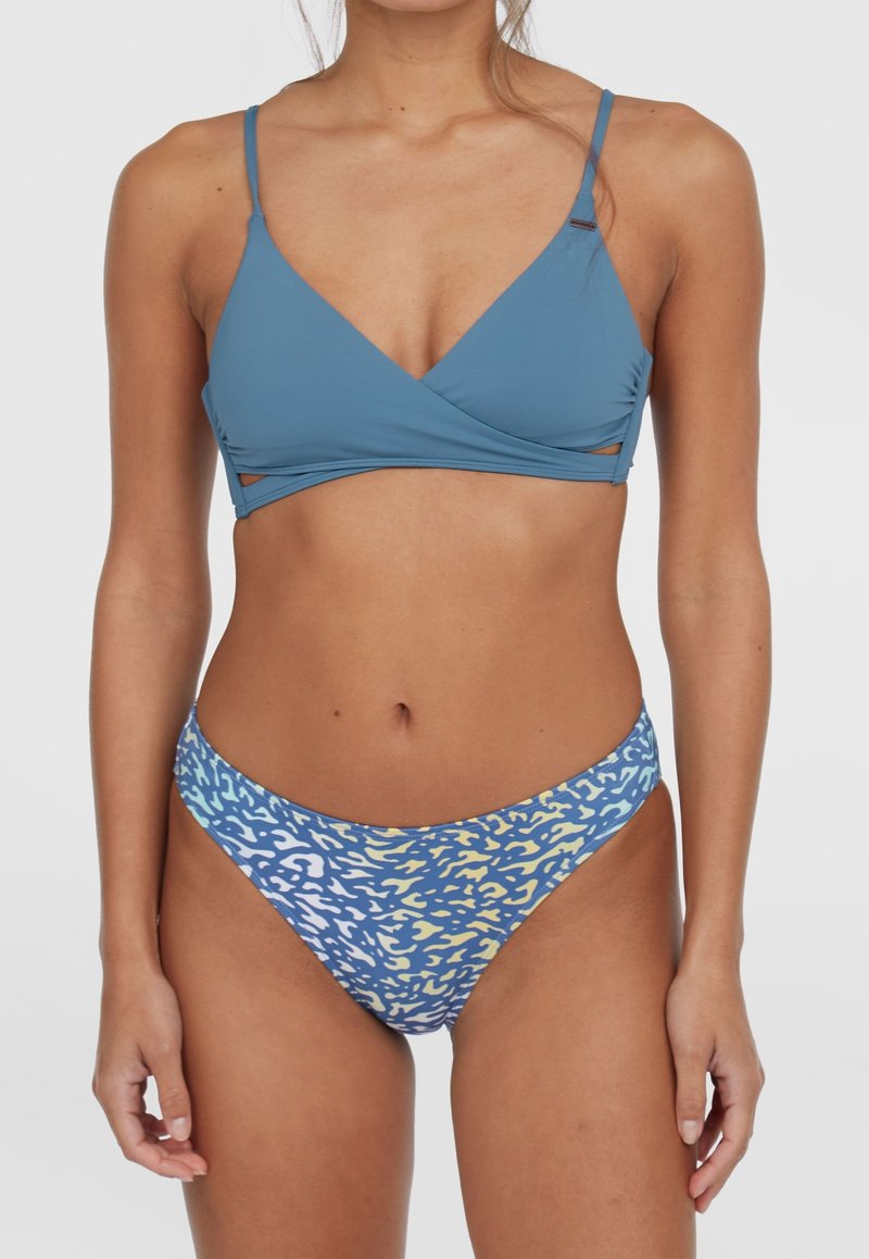 Kék bikini felsőrész, fodros dizájnnal és vékony pántokkal, alacsony derekú alsó résszel, amely színes absztrakt mintázattal rendelkezik kék és sárga színekben.