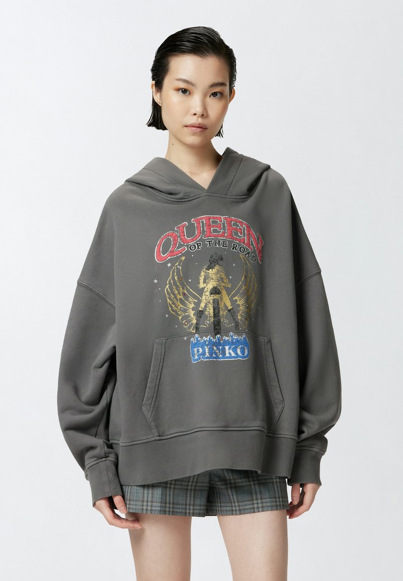 Sudadera gris de gran tamaño con un estampado gráfico que presenta "REINA DE LA CARRETERA" y alas. Material suave, bolsillo frontal y mangas largas.