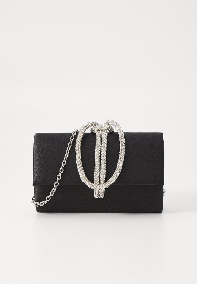 Svart satin clutch-väska med en silverkedja och en utsmyckad rosett på framsidan. Väskan har en elegant, rektangulär form.