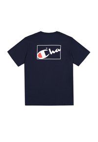 Camiseta de algodón azul marino de manga corta, con un diseño de logo blanco y rojo en la parte posterior dentro de un contorno rectangular.