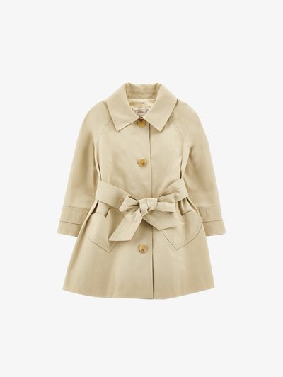 Treino bege com colarinho, dois grandes bolsos frontais e um cinto atado. Apresenta um fecho com um único botão e ombros estruturados.