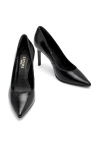 Czarne, skórzane szpilki z wąskim czubkiem, gładką teksturą i smukłymi obcasami w kształcie stiletto. Złote logo na wkładce.