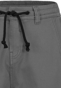 Graue Shorts aus strukturierter Stoffqualität, mit einem elastischen Bund, schwarzem Kordelzug und Fronttaschen-Detail.