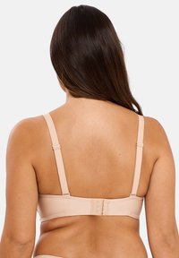 Beige bh met een gladde afwerking, verstelbare bandjes en haak-en-oogsluiting aan de achterkant. Eenvoudig ontwerp zonder zichtbare patronen.