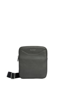 Bolso cruzado de cuero gris con cierre de cremallera, correa ajustable y un sutil detalle de logo en la parte frontal. Textura suave y forma rectangular.