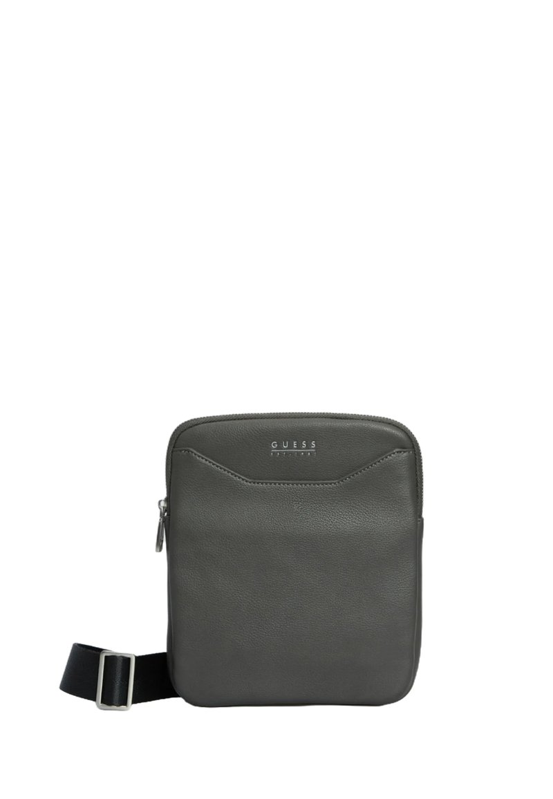 Bolso cruzado de cuero gris con cierre de cremallera, correa ajustable y un sutil detalle de logo en la parte frontal. Textura suave y forma rectangular.