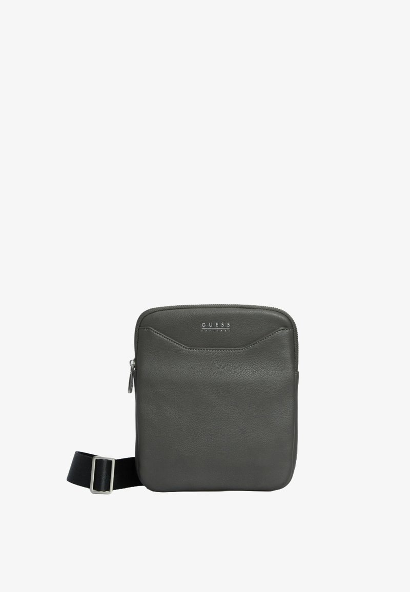 Bolso cruzado de cuero gris con cierre de cremallera, correa ajustable y un sutil detalle de logo en la parte frontal. Textura suave y forma rectangular.