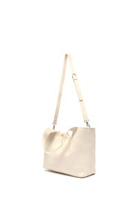 Beige läderaxelväska med en strukturerad form, förlängda handtag och ett avtagbart justerbart band. Slät textur och minimalistisk design.