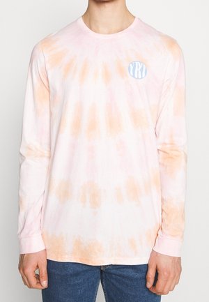 Langarm-Tie-Dye-T-Shirt in hellrosa und orange, mit einem runden blauen Logo auf der Brust. Aus Baumwolle, lockere Passform.